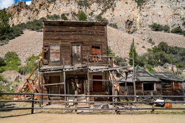 Ruins of the abandoned Bayhorse Ghost Town